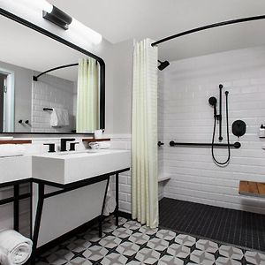 Habitación con Cama King Adaptada para Discapacitados